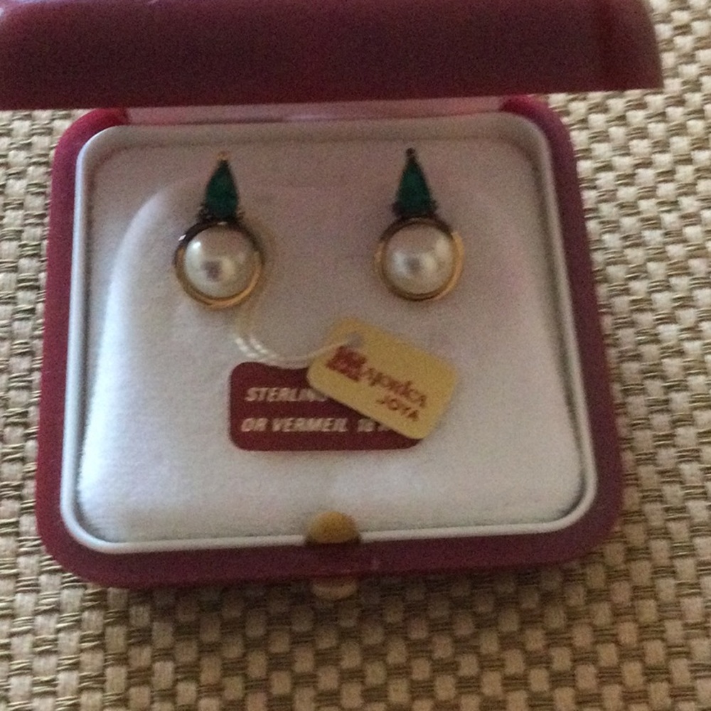 Majorica pearl with green zirconia